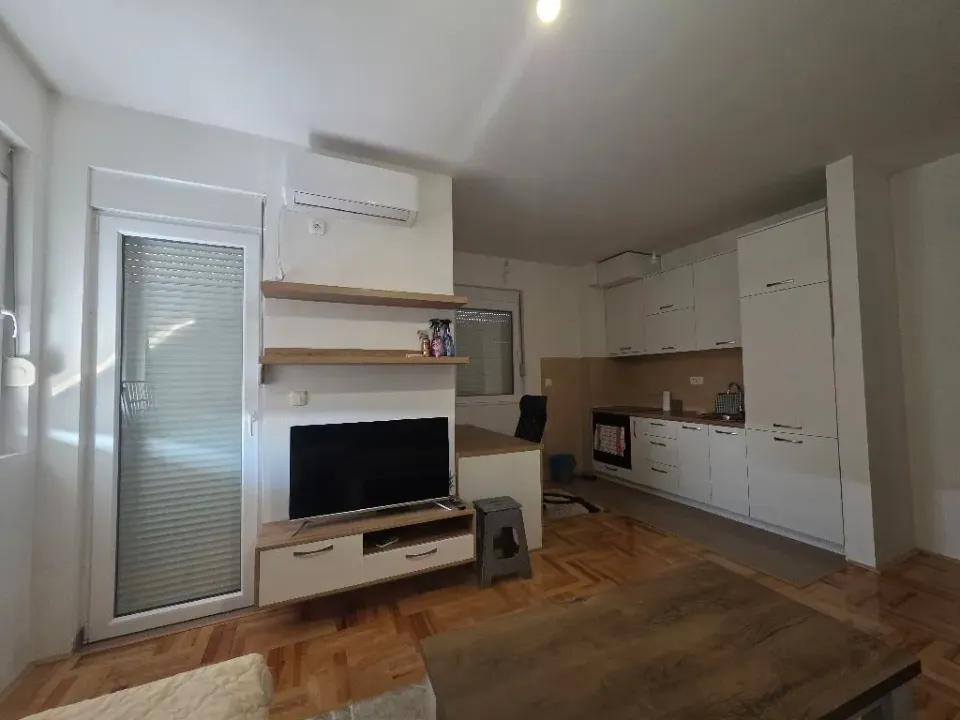 Rent, studio apartment, 34m², Stari Aerodrom, Podgorica