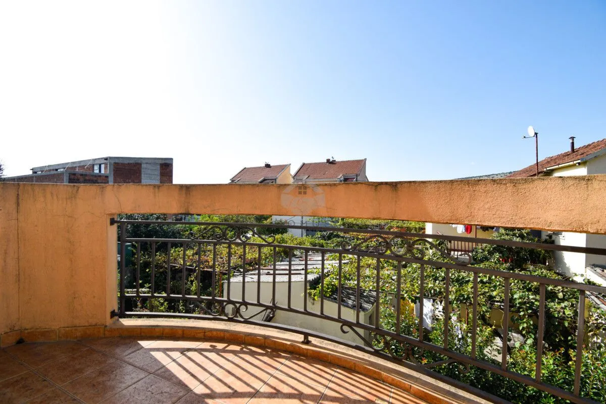 Rent, four bedroom apartment, 180m², Tološi, Podgorica