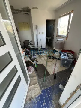 Prikaz prostorije u procesu renoviranja sa različitim materijalima i alatom. - image 3