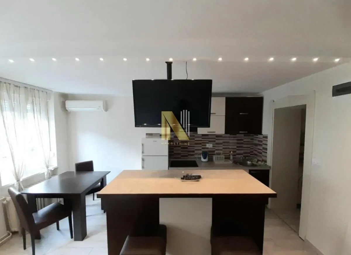 Izdavanje, dvosoban stan, 43m², Centar, Novi Sad