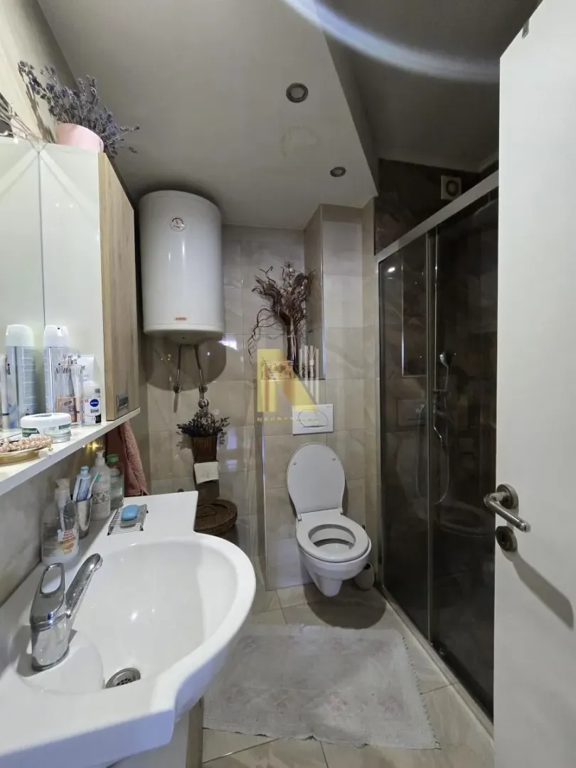 Potpuno opremljeno kupatilo sa umivaonikom, WC šoljom i tuš kabinom.