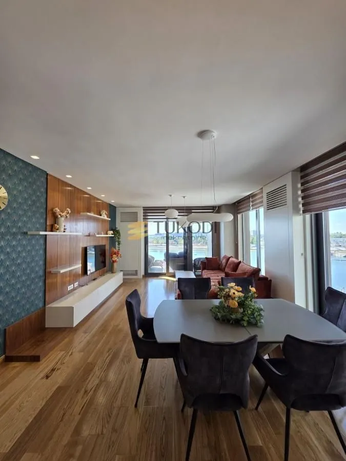 Living room with dining area and access to the terrace.
