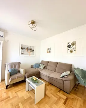 Dnevna soba sa ugaonom garniturom, foteljom i stočićem. - image 5
