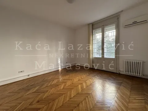 Prazna soba sa parketom i balkonskim vratima. - image 4