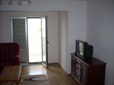 Jednostavno namještena dnevna soba sa izlazom na balkon i parketom. - image 4