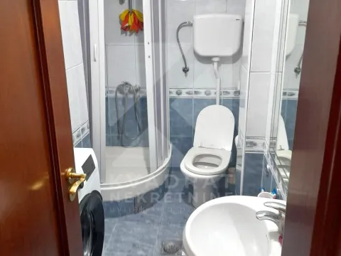 Pogled na kupatilo sa tuš kabinom, WC šoljom i umivaonikom. - image 8
