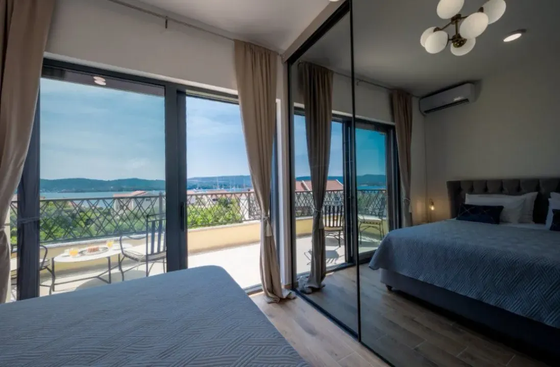 Izdavanje, dvosoban stan, 60m², Tivat, Crna Gora