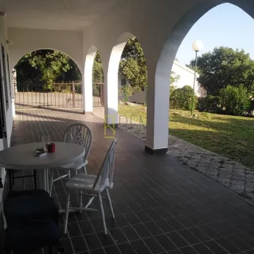 Natkrivena terasa sa lukovima i garniturom za sjedenje ispred kućnog dvorišta. - image 11