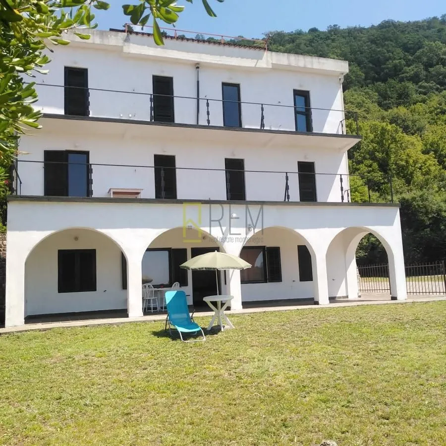 Spoljašnji izgled višespratne kuće sa dvorištem i terasama.