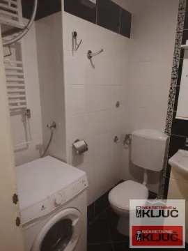 Kupatilo opremljeno sanitarijama i veš mašinom. - image 11