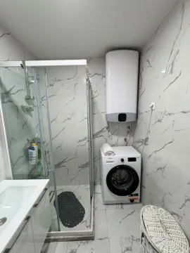 Moderne kupatilo sa tuš kabinom, umivaonikom i veš mašinom. - image 10