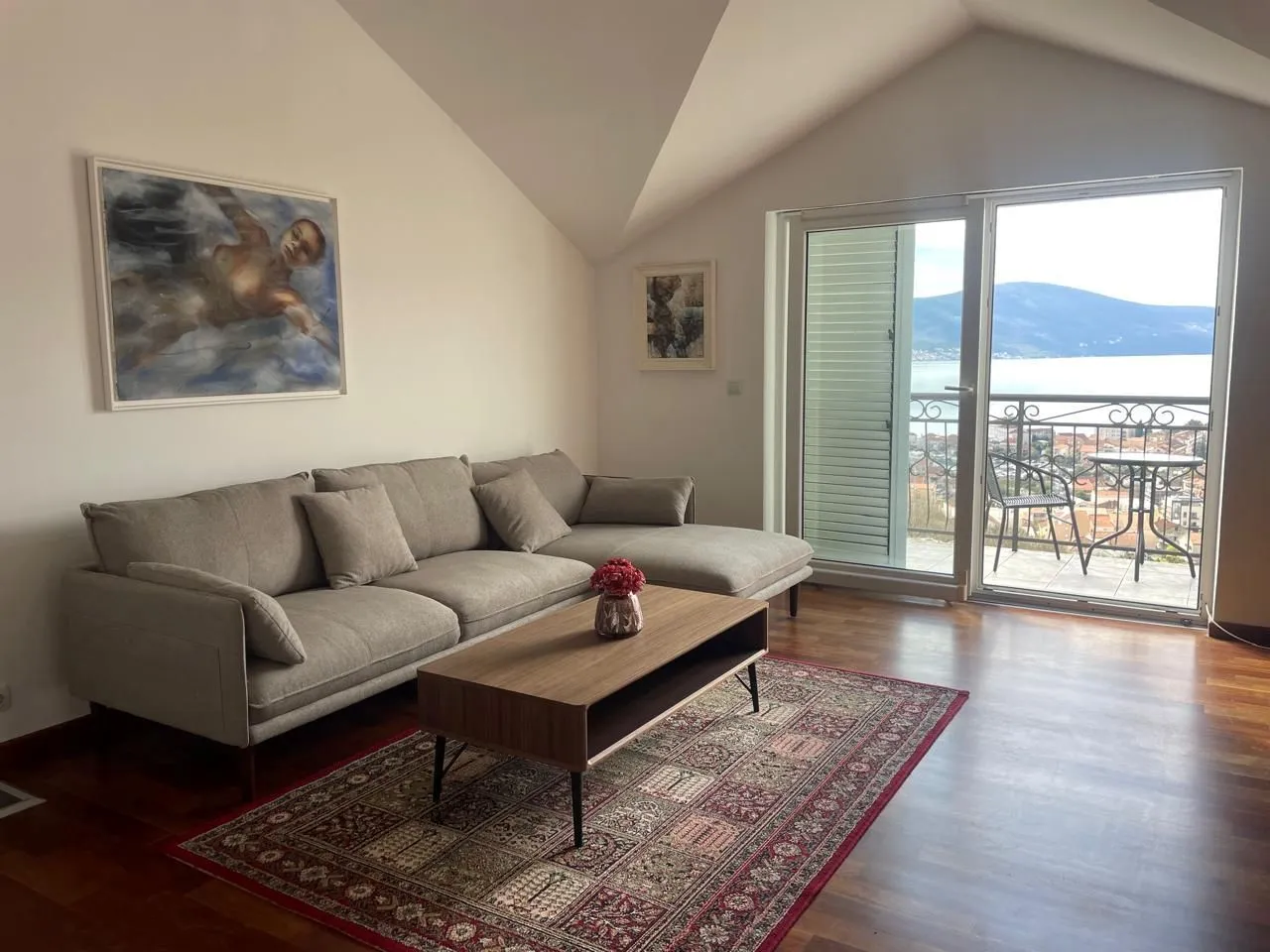 Izdavanje, jednosoban stan, 60m², Tivat, Crna Gora