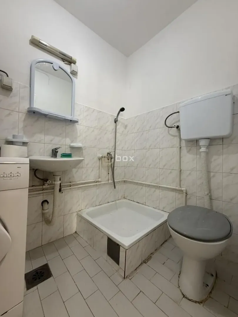 Manje kupatilo sa tuš kabinom, umivaonikom i wc šoljom.