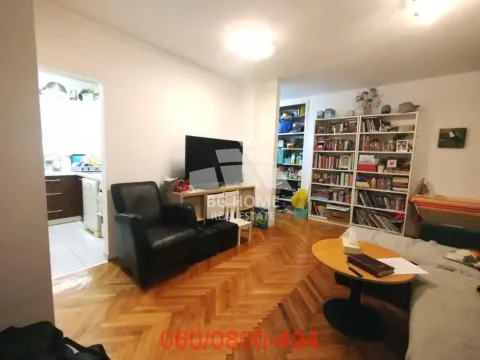 Dnevna soba sa garniturom, televizorom i policama za knjige. - image 3
