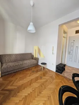 Dnevna soba sa kaučem i parketom. - image 5