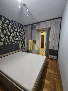 Nameštena spavaća soba sa bračnim krevetom, plakarom i parketom na podu. - image 7