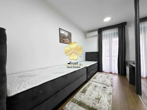 Moderna spavaća soba sa dva kreveta i izlazom na terasu. - image 14