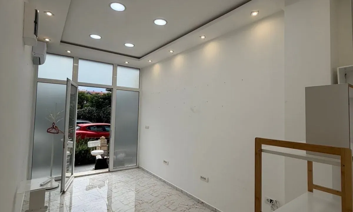 Izdavanje, poslovni prostor, 18m², Kod Big Fashion-a, Podgorica