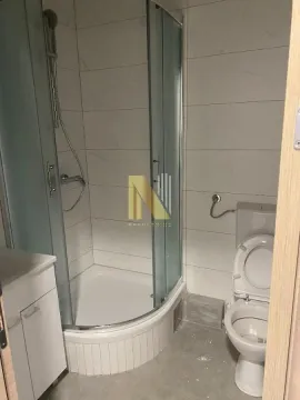 Manje kupatilo sa tuš kabinom i toaletom. - image 8