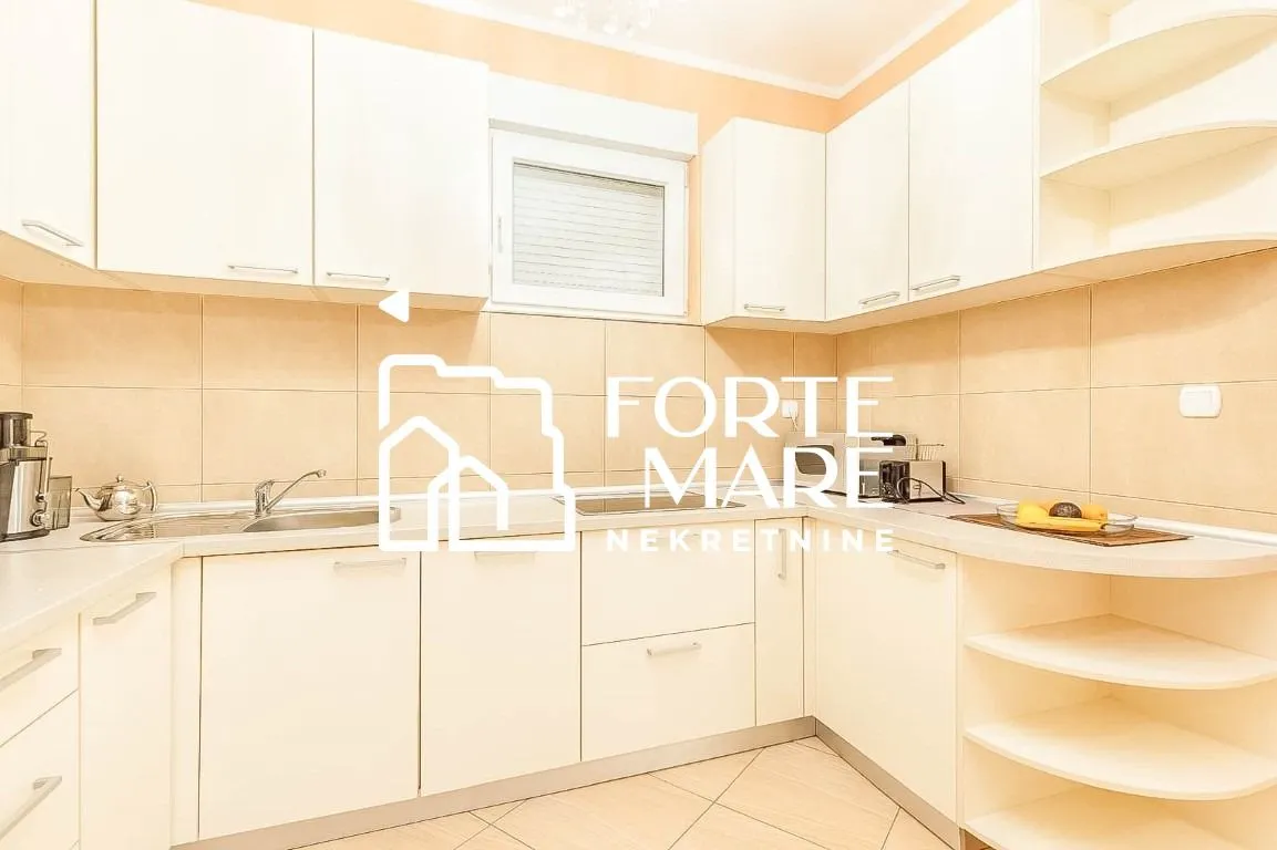 Izdavanje, dvosoban stan, 73m², Kumbor, Herceg Novi