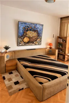 Namještena spavaća soba sa velikim krevetom i slikom na zidu. - image 7