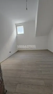 Prazna neopremljena prostorija sa laminatom na podu i krovnim prozorom. - image 3