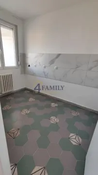 Prazna prostorija predviđena za kuhinju sa pločicama i radijatorom. - image 11