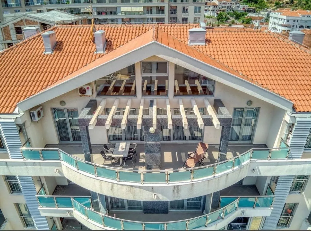 Prodaja, četvorosoban stan, 188m², Budva, Crna Gora
