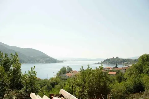 Pogled na more i okolno zelenilo sa nekretnine. - image 8