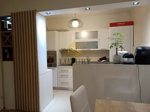 Moderna kuhinja sa bijelim elementima i drvenim detaljima. - image 3