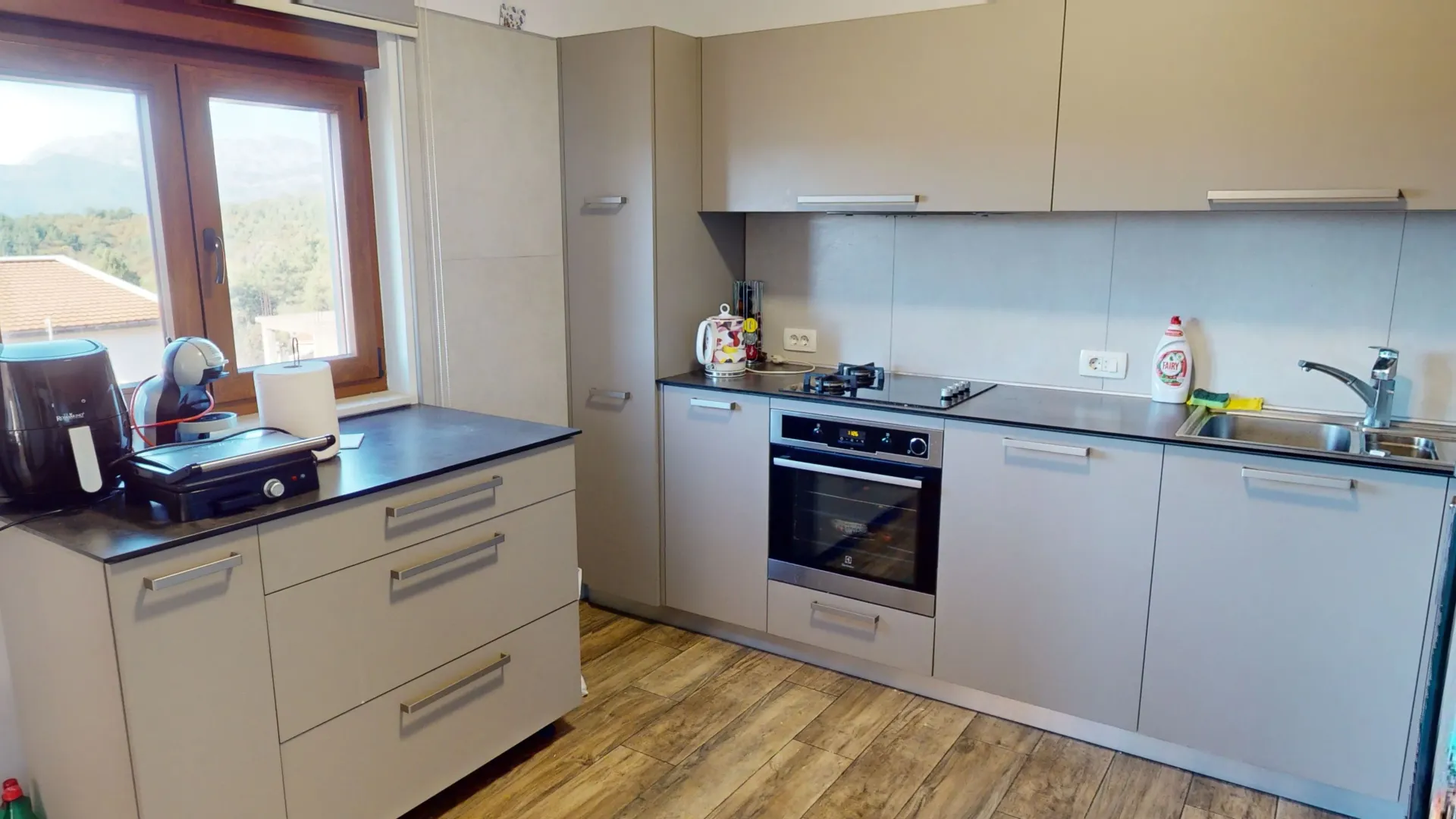 Izdavanje, kuća, 212m², Kavač, Kotor