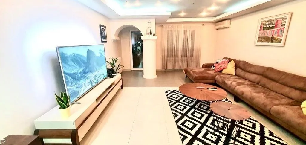 Rent, house, 200m², Centar, Podgorica