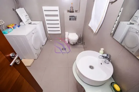Moderno opremljeno kupatilo sa veš mašinom i sanitarijama. - image 3