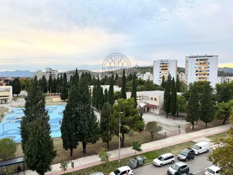 Pogled sa terase na gradsko naselje, zelene površine i ulicu. - image 7