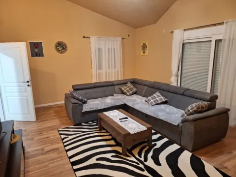 Izdavanje, kuća, 170m², Cijevna, Podgorica - image 2