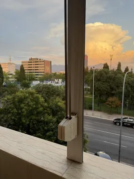 Pogled sa prozora na ulicu i gradsko okruženje. - image 4