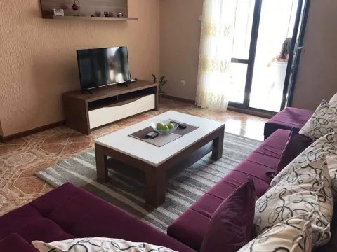 Dnevna soba sa garniturom, stočićem i televizorom. - image 3