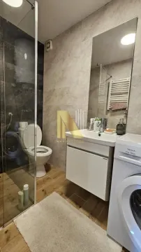 Moderno kupatilo sa tuš kabinom, umivaonikom i veš mašinom. - image 10
