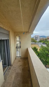Natkriveni balkon sa keramičkim pločicama i pogledom na okolinu. - image 8