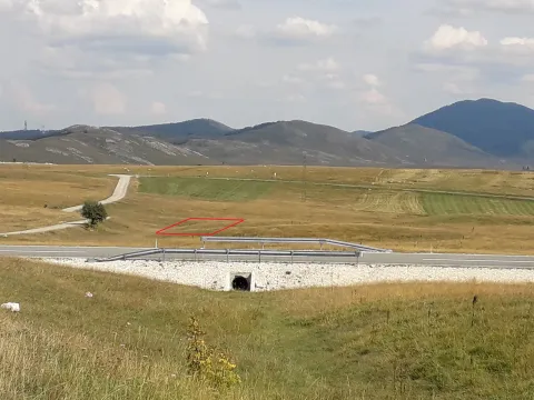 Pogled na zemljište sa ucrtanom granicom parcele i brdovitim pejzažem u pozadini. - image 6