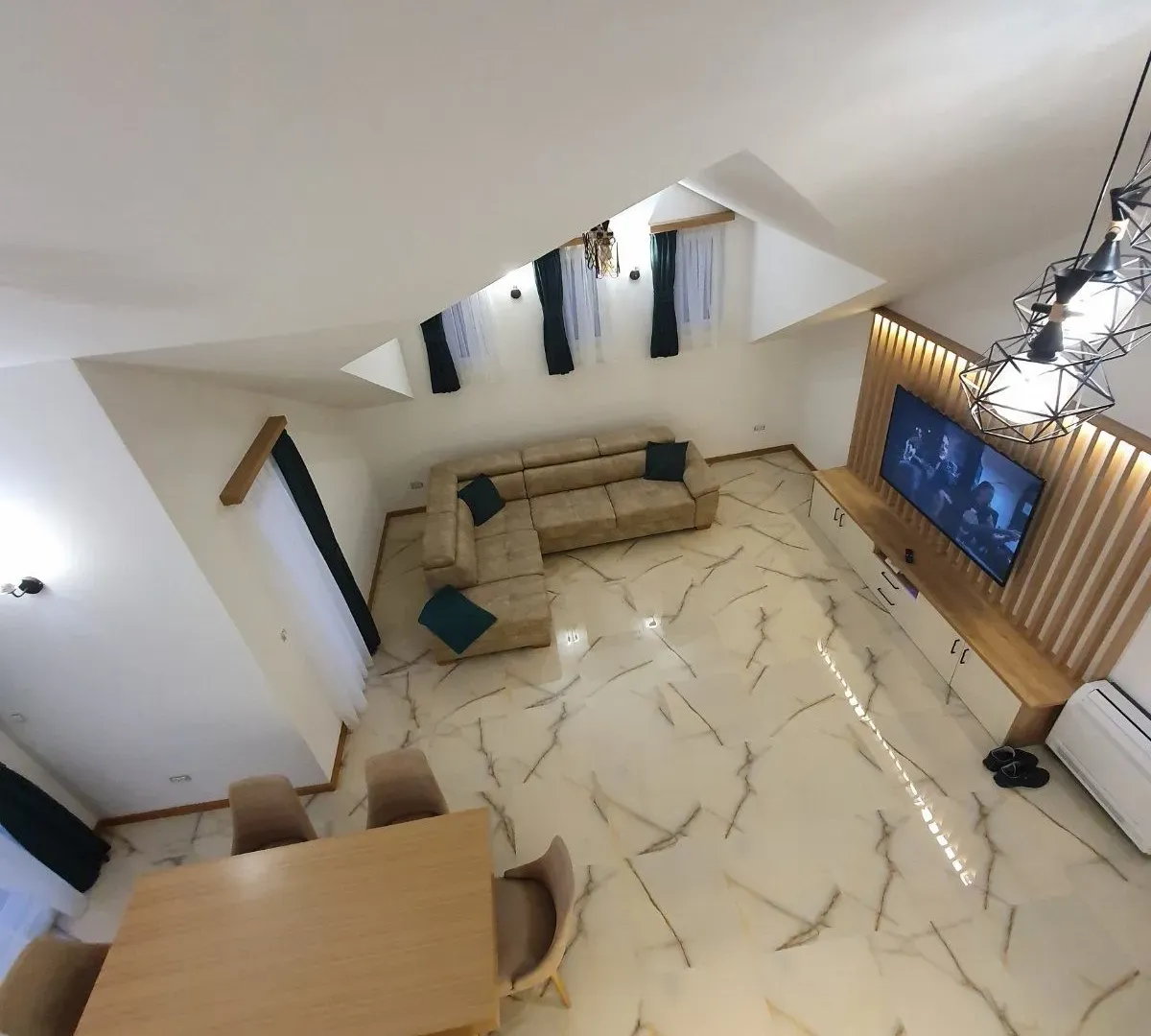Izdavanje, trosoban stan, 100m², Pod Kuk, Tivat