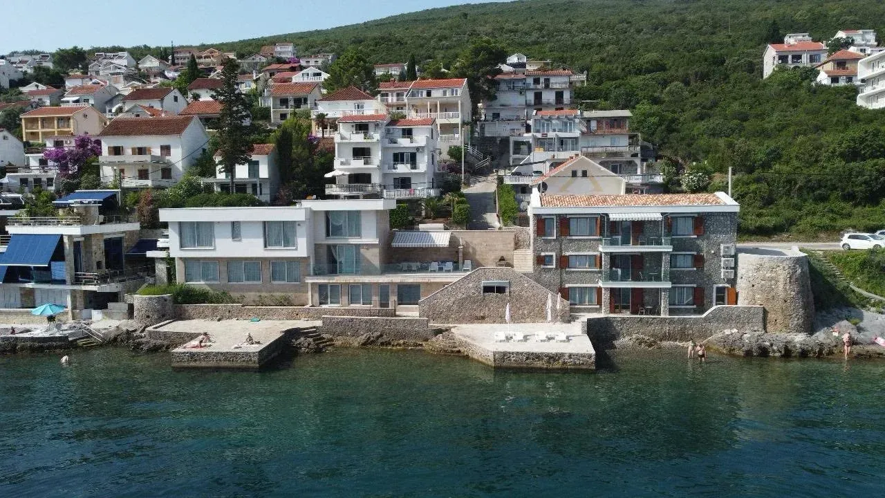 Pogled iz vazduha na objekte i obalu sa molom.