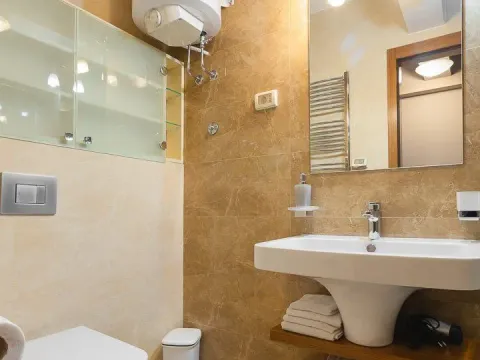 Izdavanje, trosoban stan, 140m², Centar, Podgorica - image 6