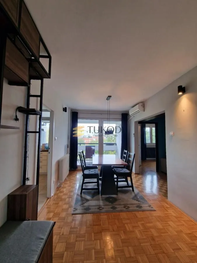 Dining area with a table and chairs connected to the living room and access to the terrace.