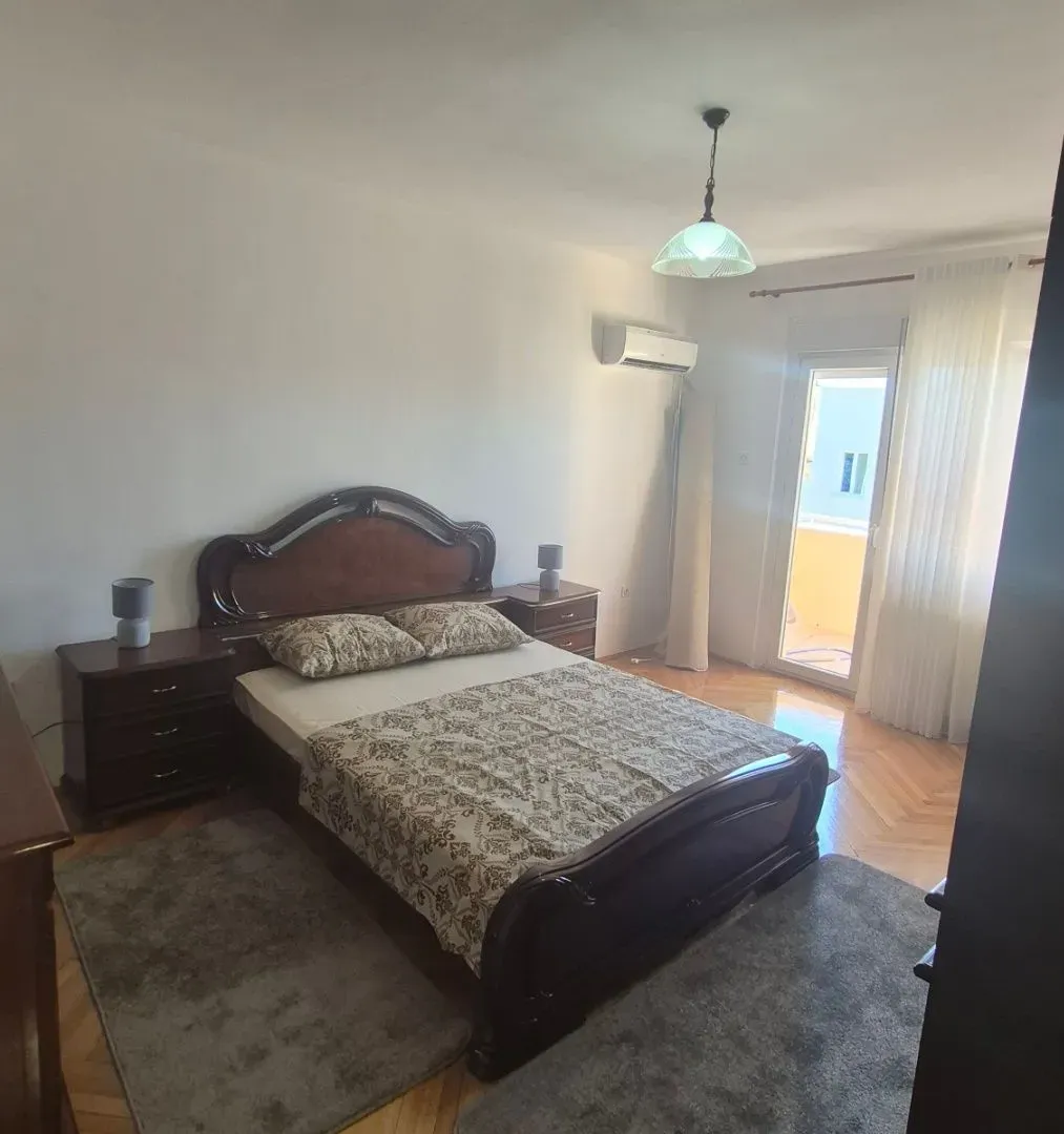 Izdavanje, dvosoban stan, 80m², Centar, Podgorica