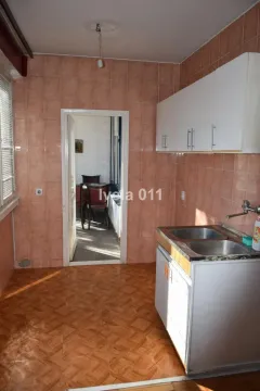 Manja kuhinja sa sudoperom i zidnim elementima, sa pogledom na susednu prostoriju. - image 4