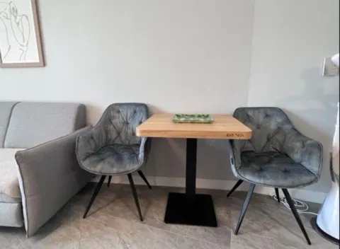 Dnevni boravak sa manjim trpezarijskim stolom i tapaciranim stolicama. - image 10