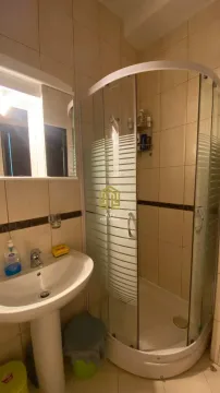 Manje kupatilo sa umivaonikom i tuš kabinom. - image 18