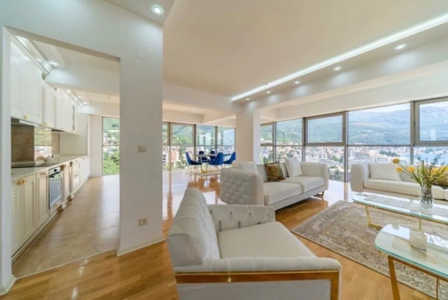 Rent, three bedroom apartment, 150m², Dukley Gardens, Budva