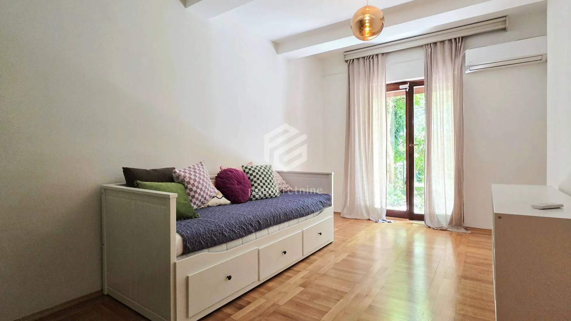 Izdavanje, trosoban stan, 110m², Gorica C, Podgorica